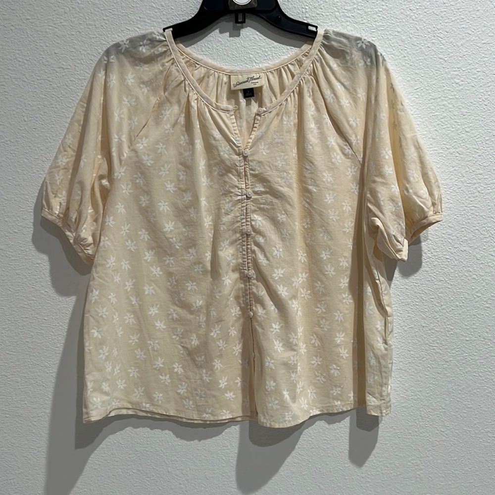 009. Universal Thread Top Floral Button
